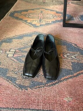 Alohas Sway Leather Flats in Black